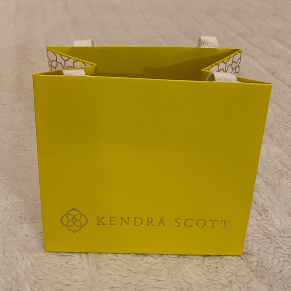 Kendra Scott 💛 Elisa Brie Pendant Necklace in Gold - Picture 6 of 7
